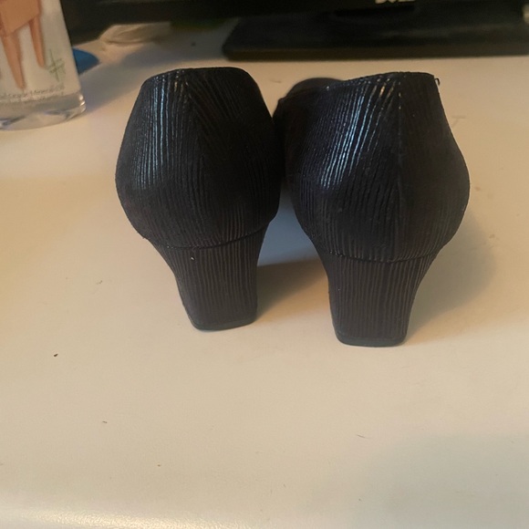 Navy Ferragamo Heels Size 6.5 - Picture 7 of 7